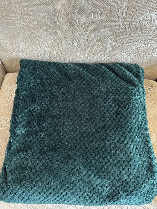 2броя РАЗЛИЧНИ по вид покривки за легло от полиестер–ПОЧТИ НОВИ