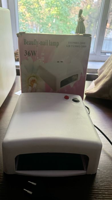 Маникюрная УФ лампа