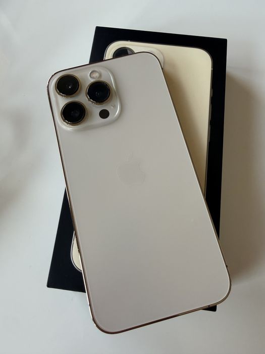 Iphone 13 PRO GOLD 256 GB с протектор и 10 кейса