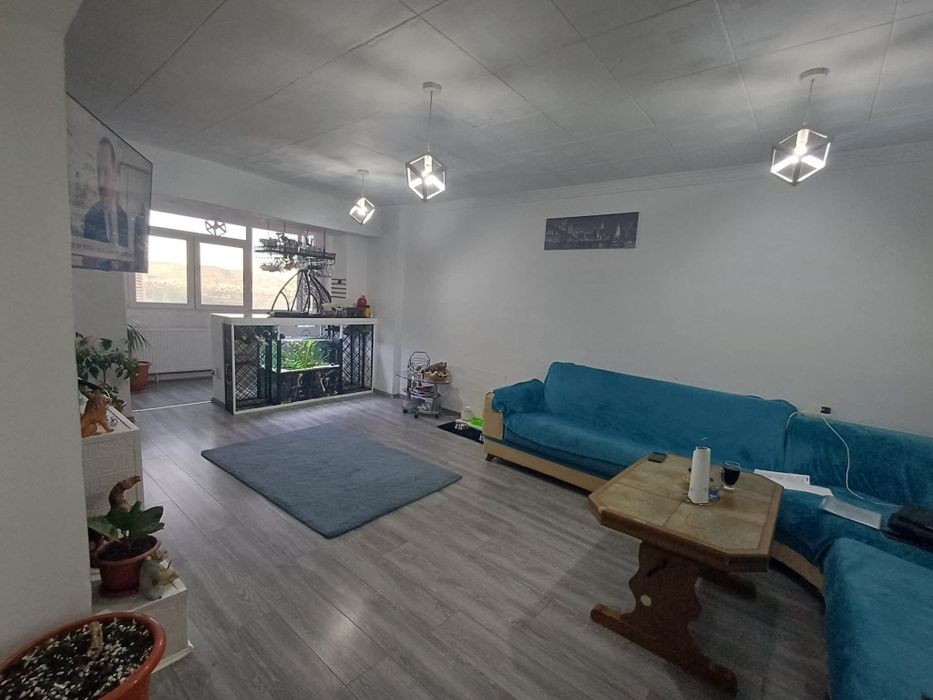 Vând apartament 4 camere central