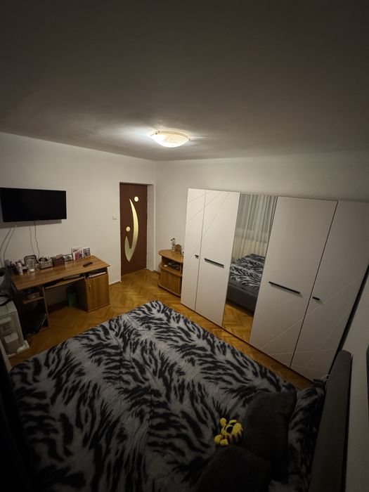Vând apartament zonă centrală ,3 camere, decomandat, 0728237688