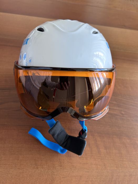 Ски, обувки, каска с визьор и щеки