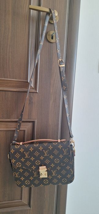 Geanta Louis Vuitton Metis
Realizata din Piele Naturala si Canvas Cali