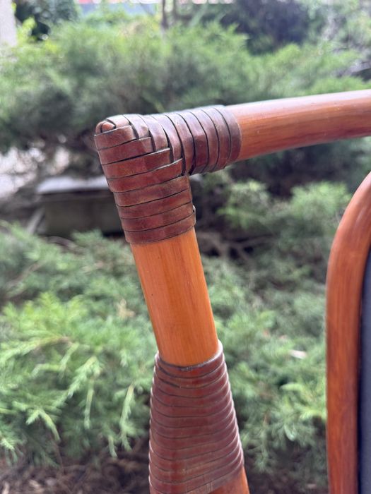 Дървен стол с тапицерия