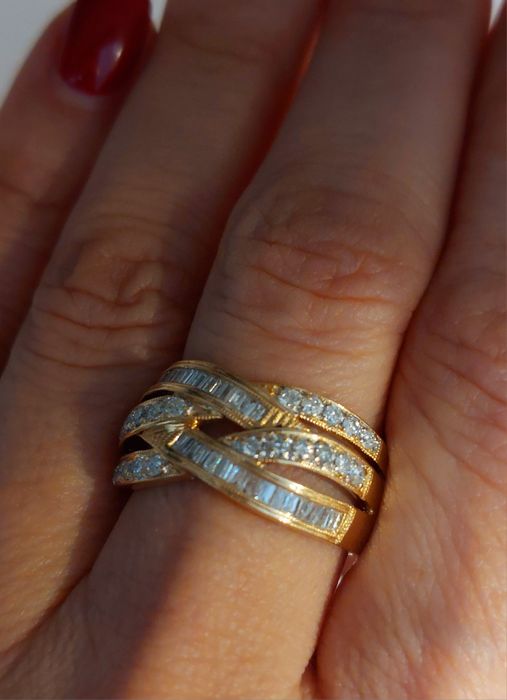 Продам роскошное золотое кольцо