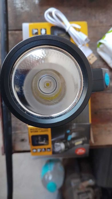 Лед фенер с вградена батерия.