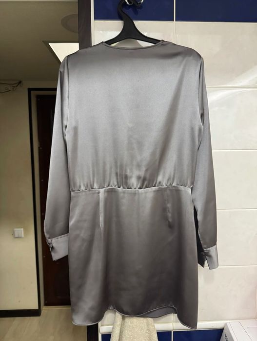 Платье Zara атласное, серое