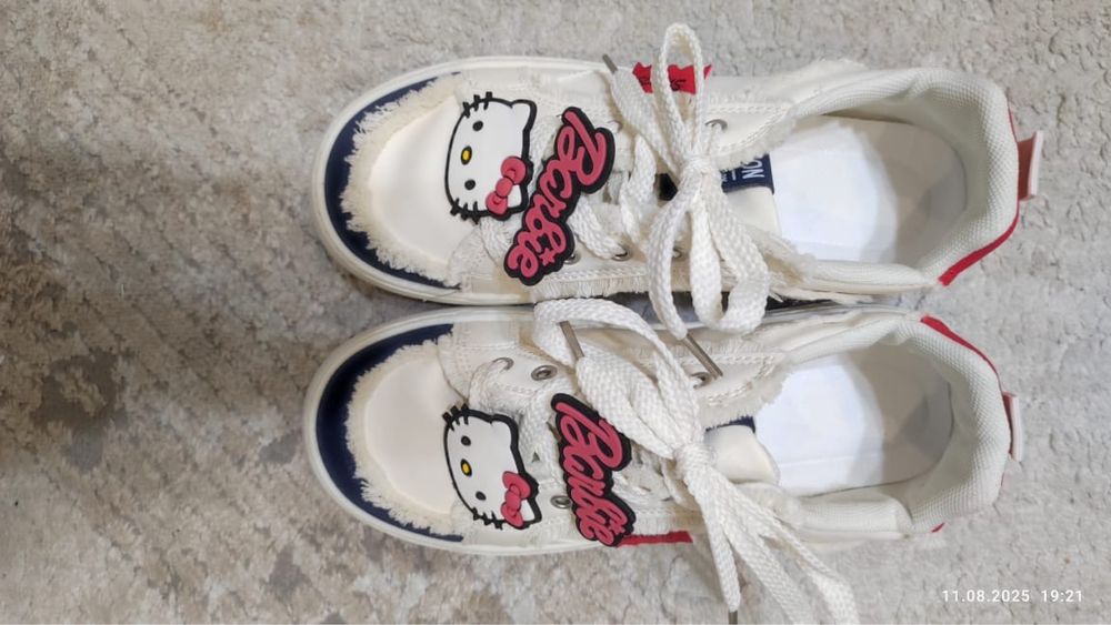 Кроссовки женские