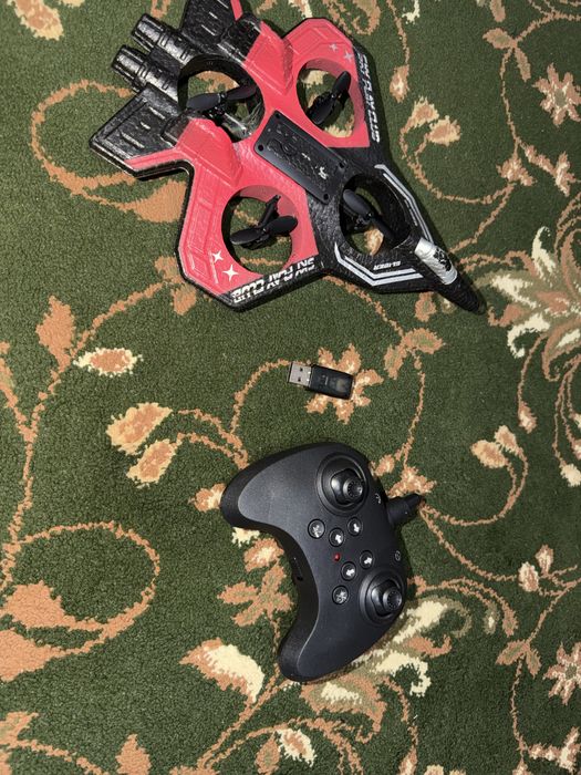 Mini dron, pulti bilan. Ishlaydi, holati yaxshi