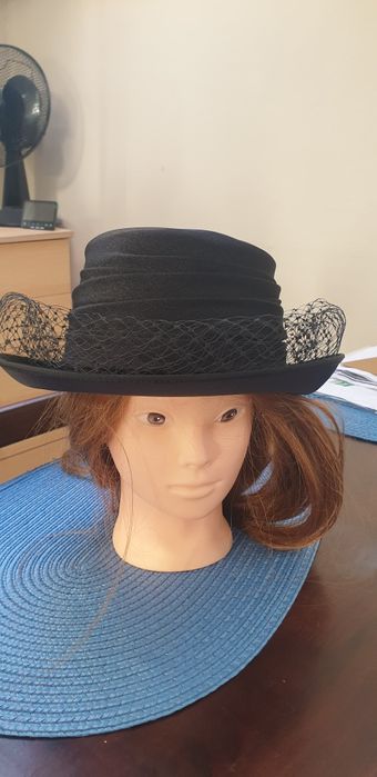 Palarie neagră pentru ocazii speciale