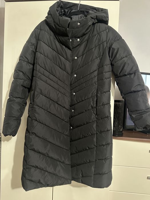 Geaca neagra cu gluga