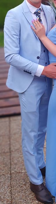 Vând costum bărbătesc 3 piese bleu deschis + bonus o cravata