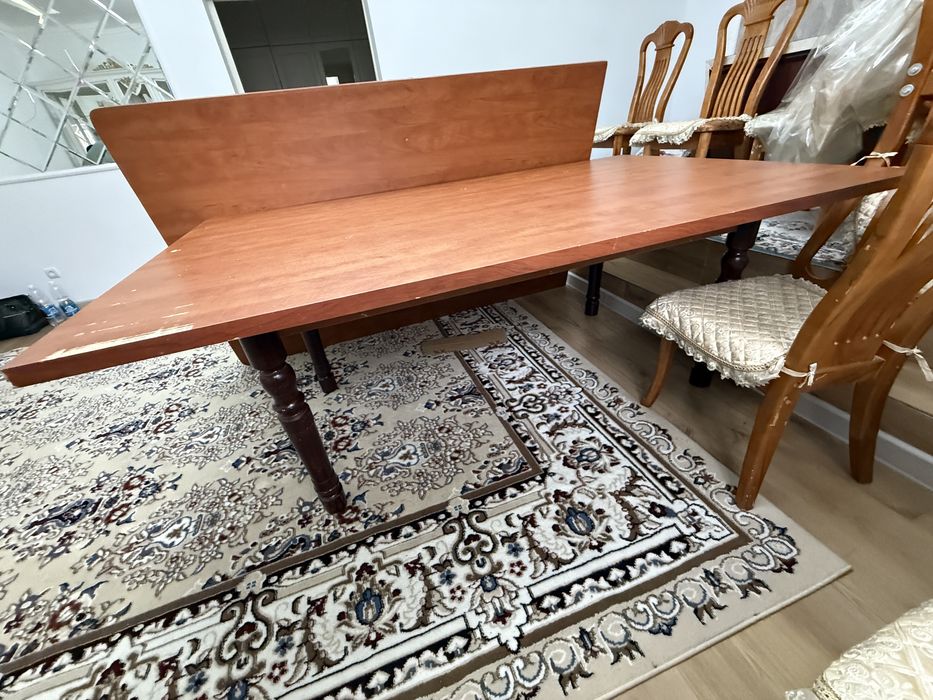 Большой гостинный стол