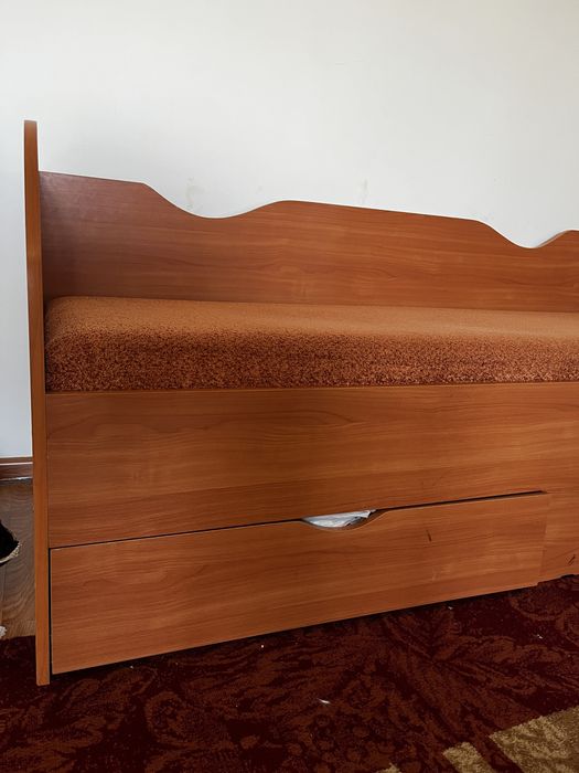 Кровать с полками снизу