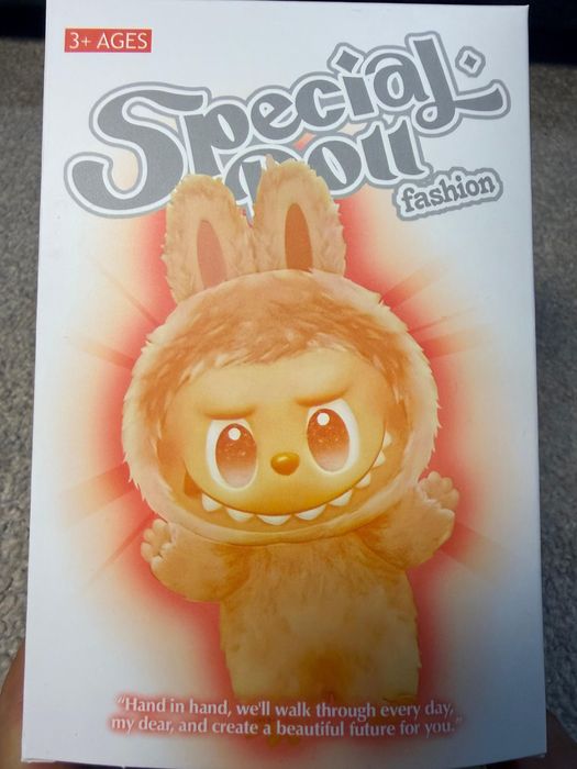 Figurină pluș  Labubu – cutie surpriză – NOUĂ
