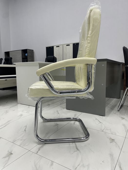 Офисный кресло стул leo visitor на полозьях