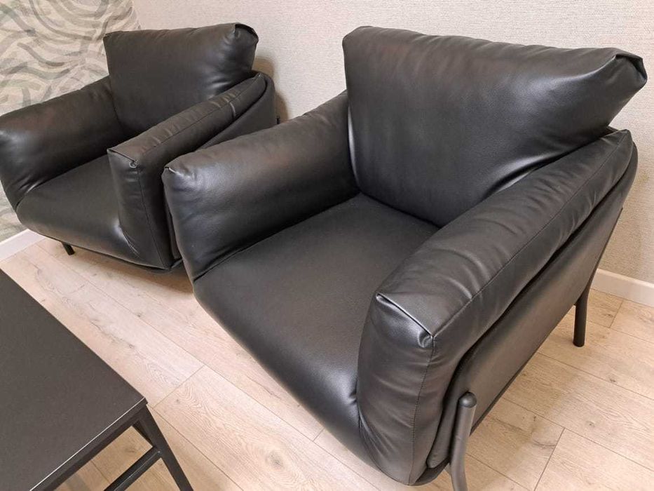 Элитные кожаные кресла и столик