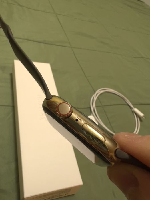 Apple Watch Series 9 45mm Steel / WiFi+Cellular - Златен