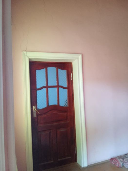 Uy sotiladi hovli kelishamiz uchastka