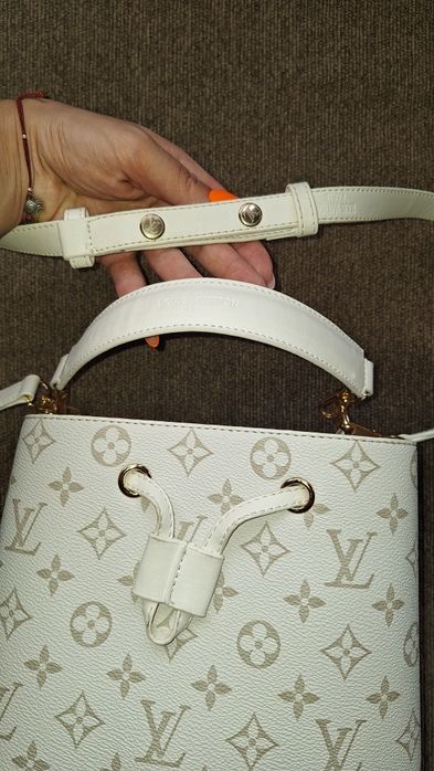 Бяла дамска чанта