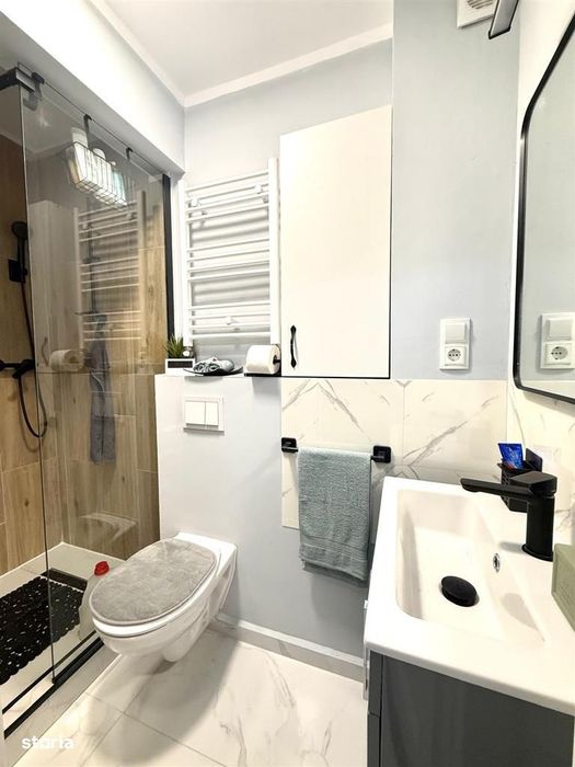 Garsoniera mobilata si utilata, bloc cu lift, parcare disponibila