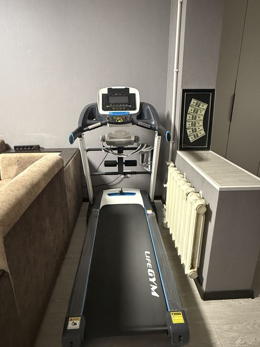 Продам. Беговая дорожка Life Gym 550