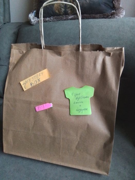 Изненада - пакет с 4 броя футболни екипи + подарък изненада