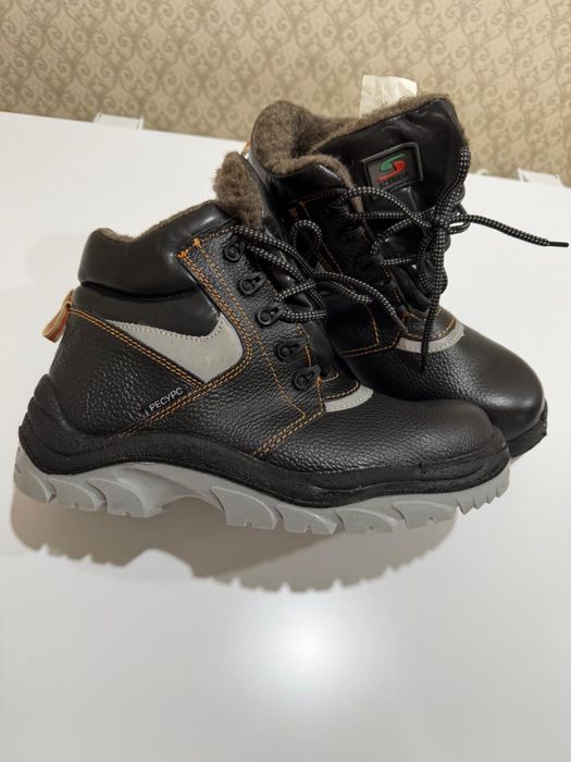 Продам кожаные зимние ботинки