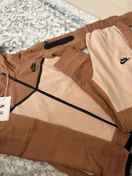 Nike tech copii .