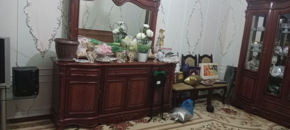 «Комплект мебели в гостиную: Сервант-витрина и комод с зеркалом стиле»