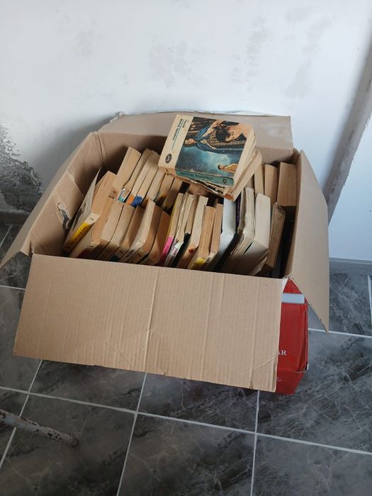 Vând cărți, mai multe titluri