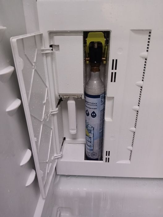 Огромен иноксов хладилник който прави газирана вода Аег Aeg с Гаранция