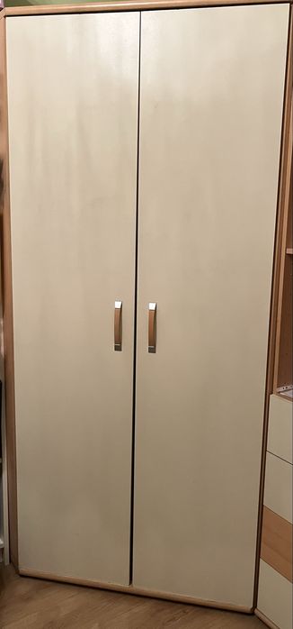 Ъглов двукрилен гардероб с етажерка