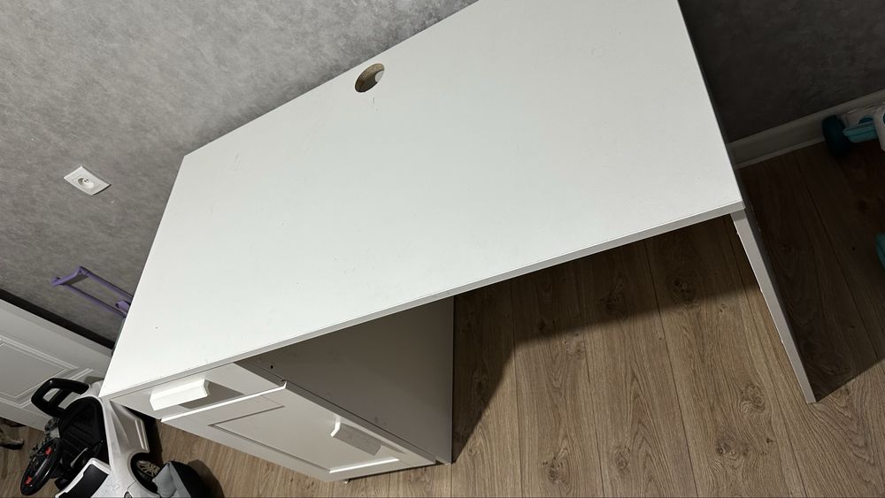 Письменный стол IKEA.
