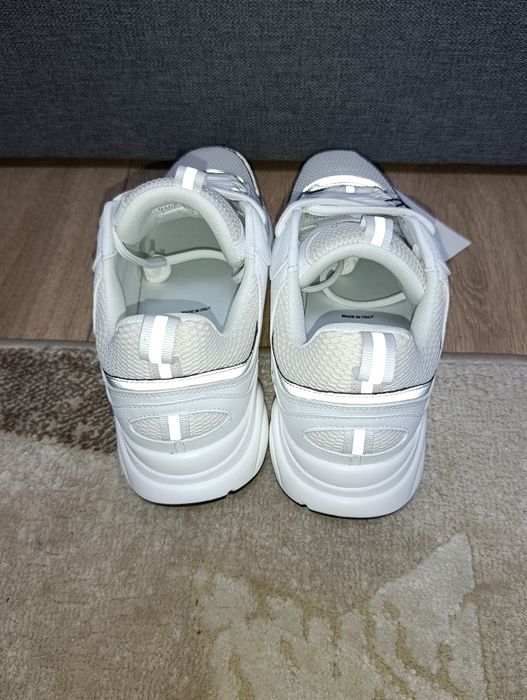 Dior B22, albi, sunt perfect noi dar au o pată mică de vopsea din fabrică