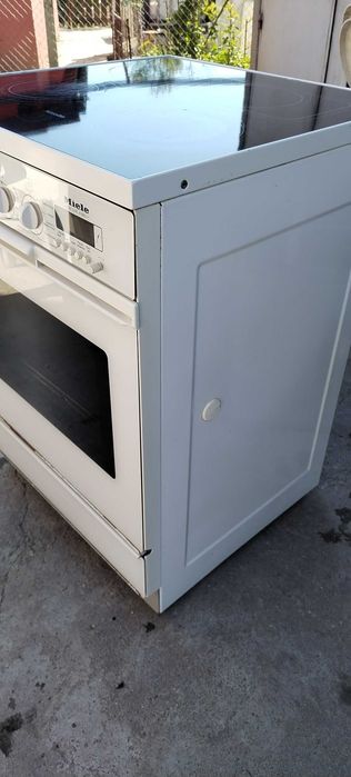 Свободно стояща печка с керамичен плот Miele