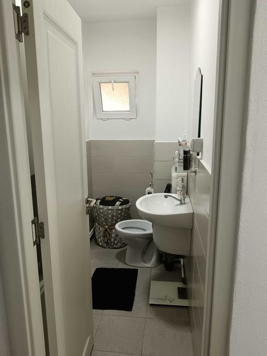 vand apartament 4 camere zona centru Resita