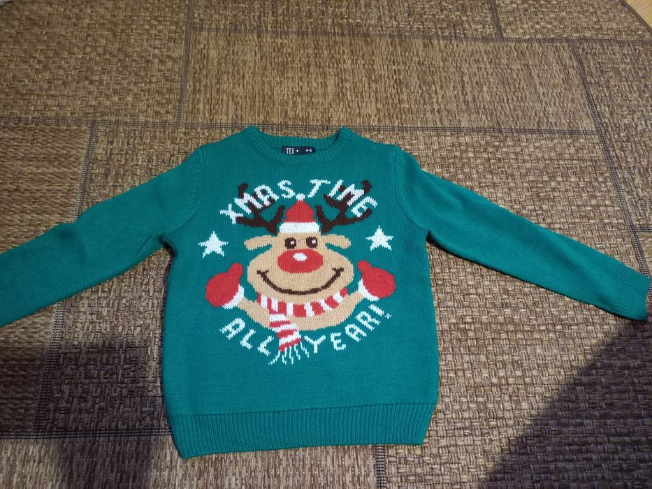 Pulover Crăciun, 4- 5ani, polar roșu,purtate de 2-3 ori.