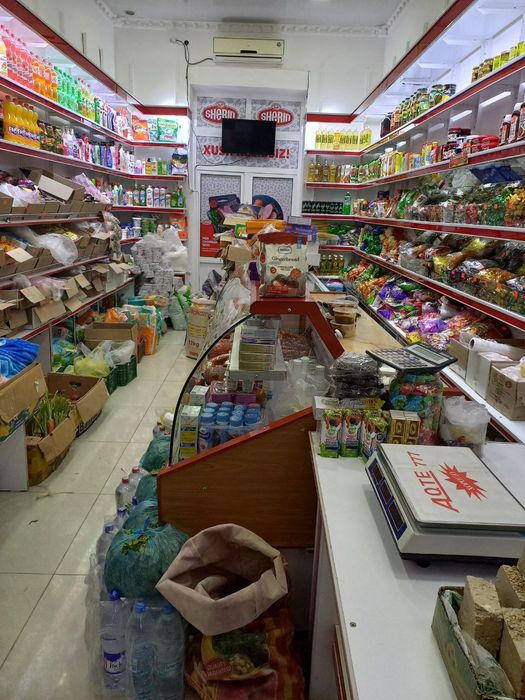 Orom bozori atrofidagi mahallada uy yonida dukoni bilan sotiladi