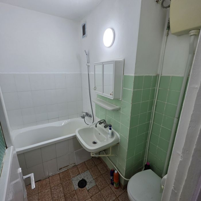 Închiriez garsoniera