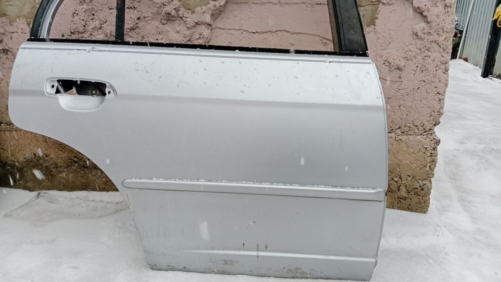 Продам задняю правую дверь