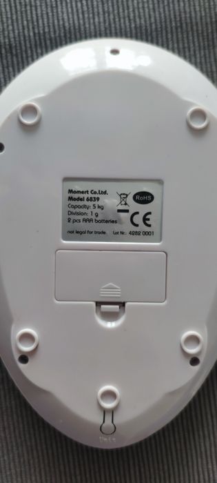 Кантари за грамаж. Един дигитален и един аналогов.