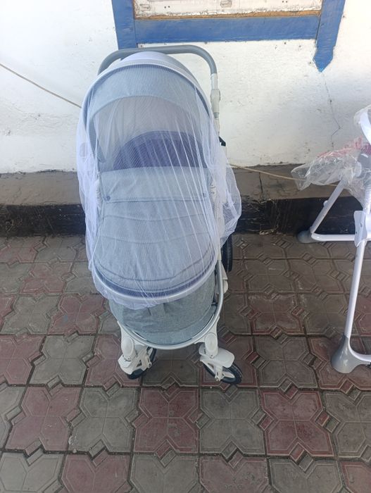 Коляска и столик для кормления