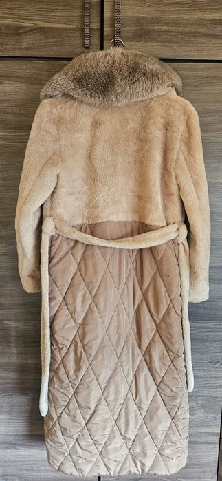 Палто от алкантара с яка от лисица