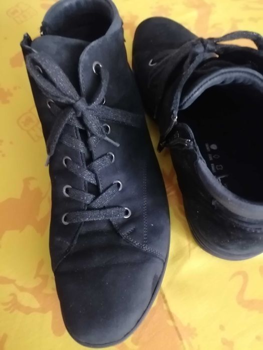 Спорно елегантни дамски обувки 43 номер.