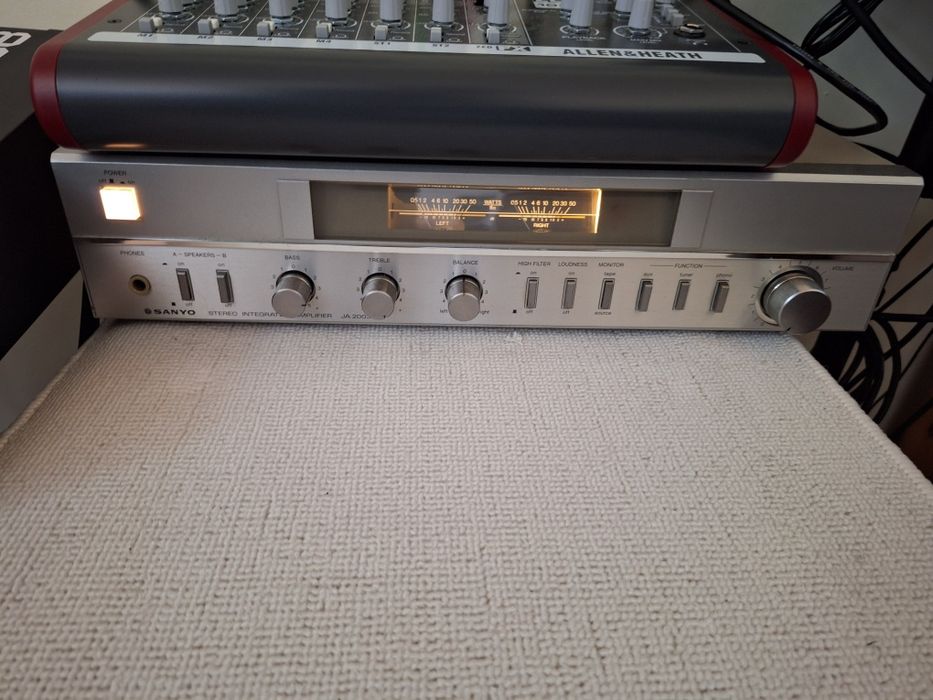 Продавам усилвател Sanyo
