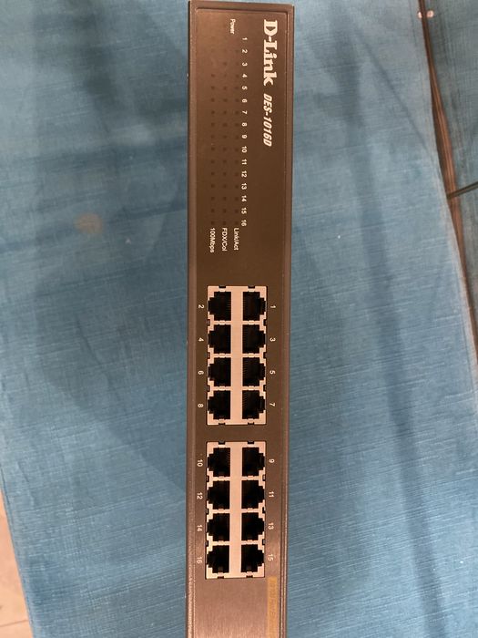 16-портов мрежов суич D-Link DES-1016D.