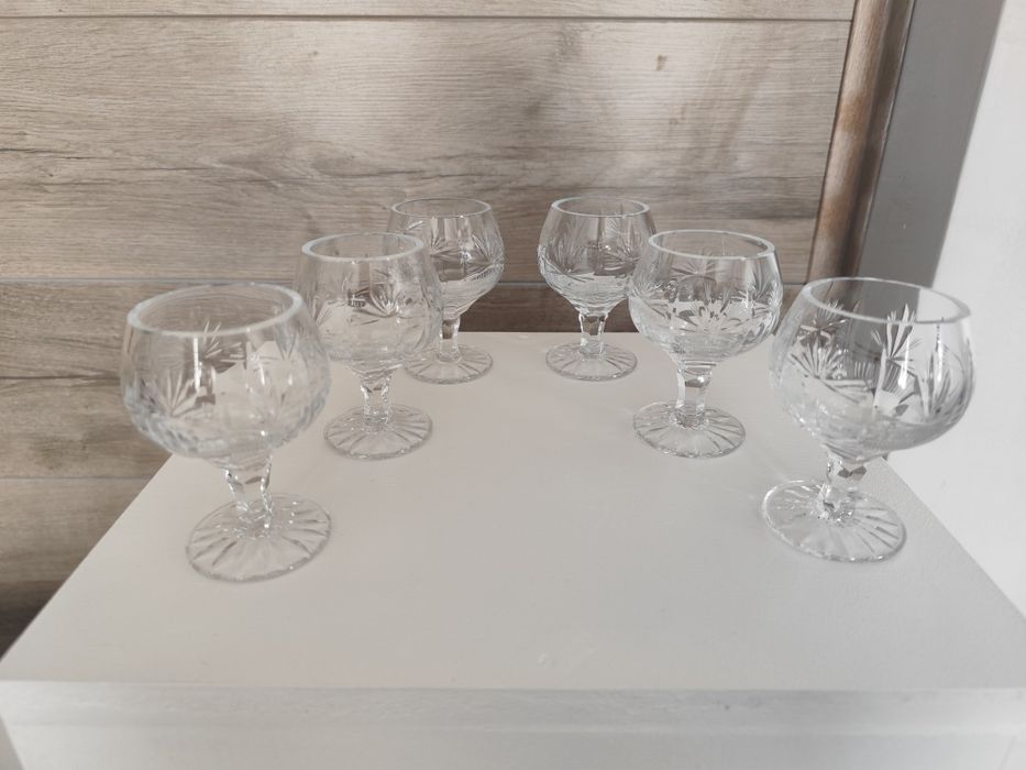 Кристални чаши за коняк и вино.