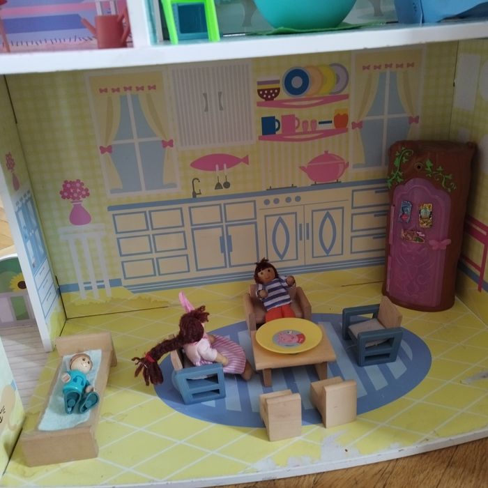 Къща за кукли с обзавеждане и семейство кукли