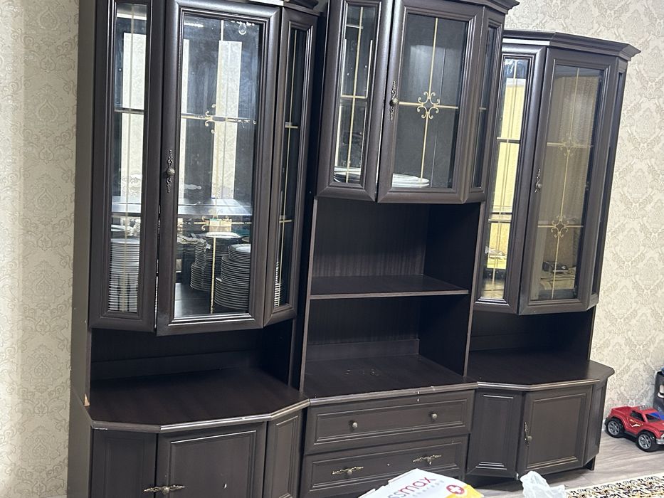 Классическая стенка в гостиную